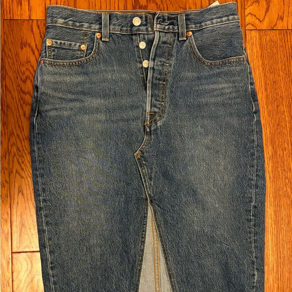 Womens size 27 Levi’s denim skirt EUC